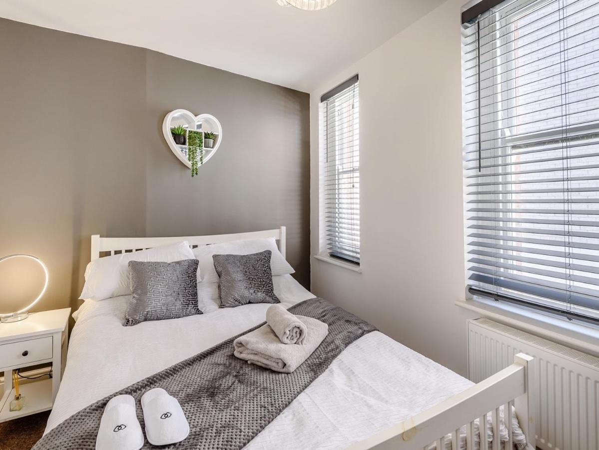 Modern Apartment In Central Lincoln Buitenkant foto