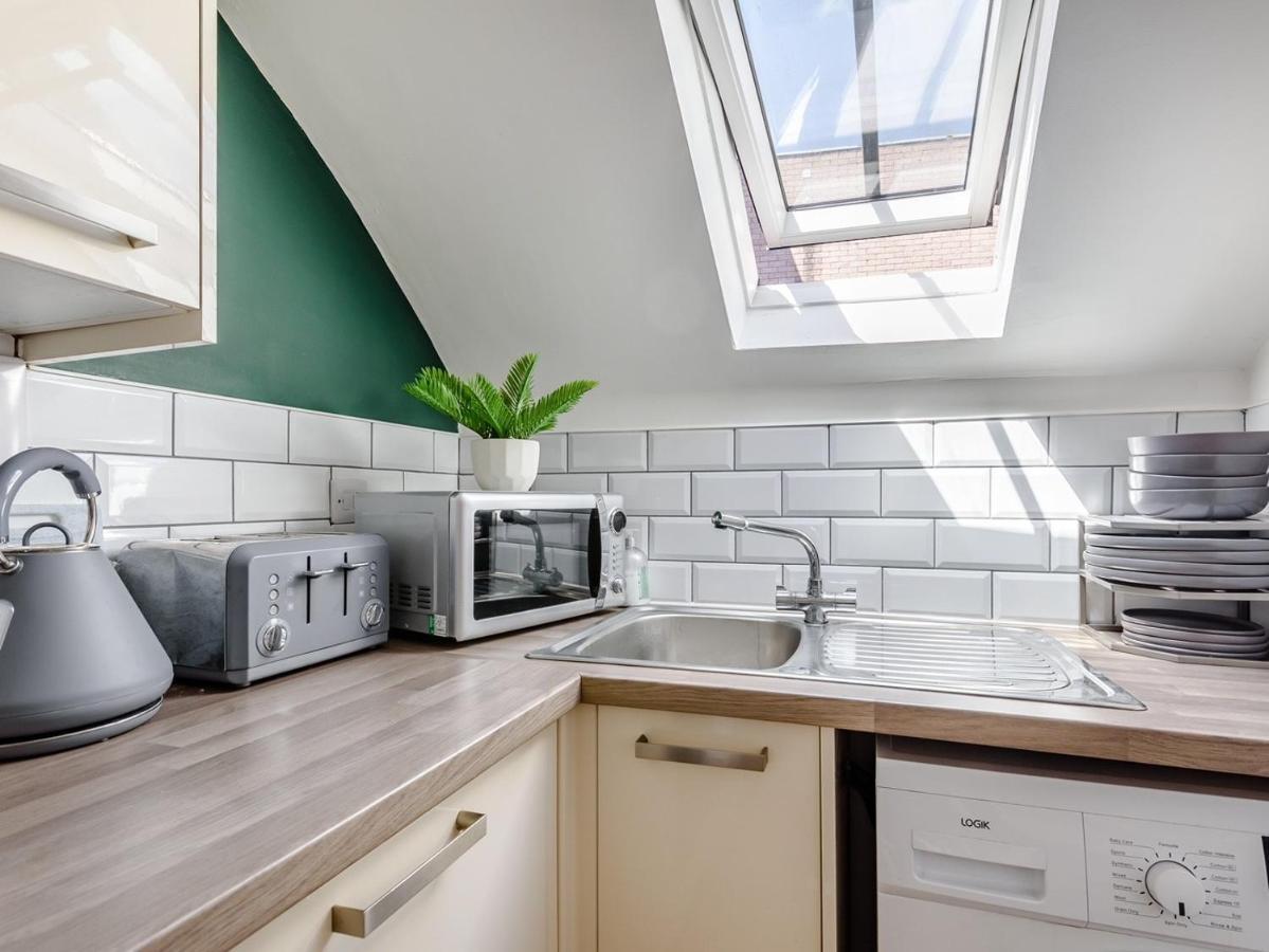 Modern Apartment In Central Lincoln Buitenkant foto