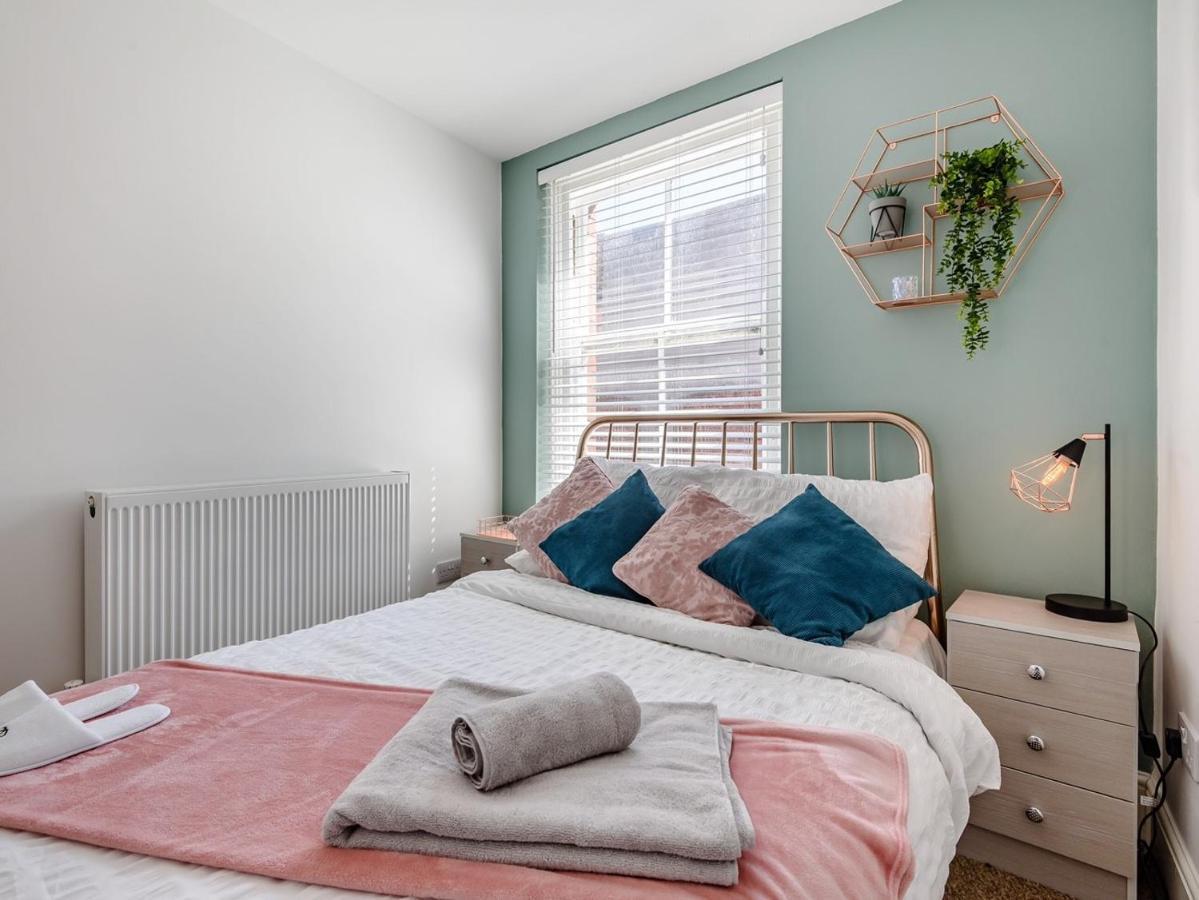 Modern Apartment In Central Lincoln Buitenkant foto